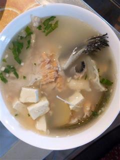 三文鱼头豆腐海带汤