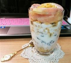 宿舍美食-蜜桃谷物酸奶杯