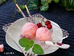 消暑美容   银耳草莓冰激凌