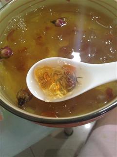 桃胶皂角米顿银耳汤的热量