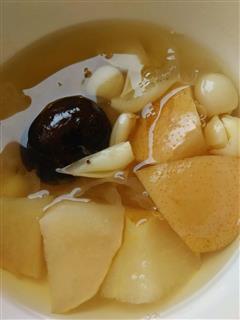 百合连子雪梨银耳红枣汤的热量