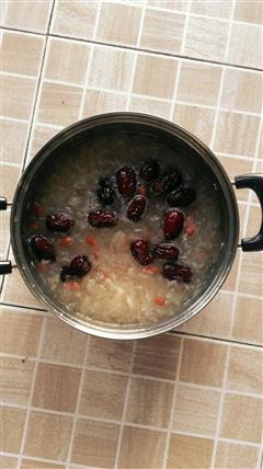 银耳红枣枸杞汤的热量