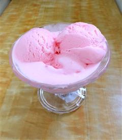 草莓冰淇淋的热量