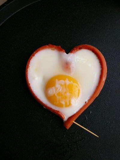 爱心早餐-香肠煎蛋