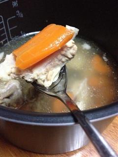 学生寝室电饭锅-胡萝卜炖排骨汤