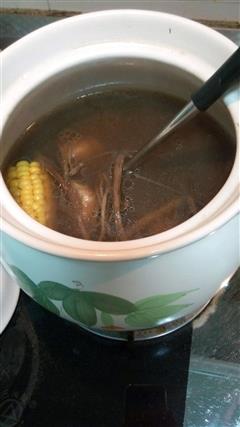 茶树菇玉米排骨汤的热量