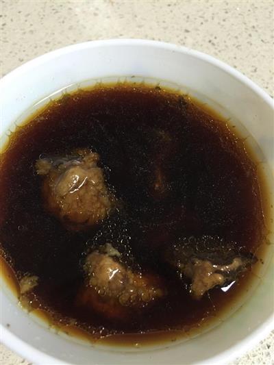 黑蒜炖排骨汤