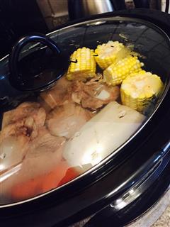 胡萝卜玉米猪肉汤-慢炖锅