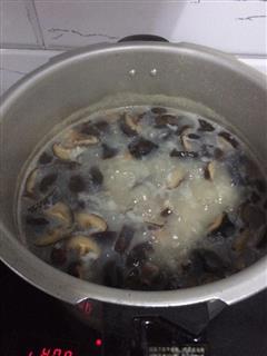 香菇皮蛋瘦肉粥的热量