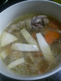 秋日暖身汤水-椰子煲鸡汤