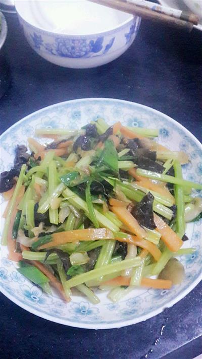 芹菜炒木耳的做法_家常做法_怎么做好吃_热量/卡路里_大厨艺