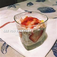 草莓燕麦酸奶杯