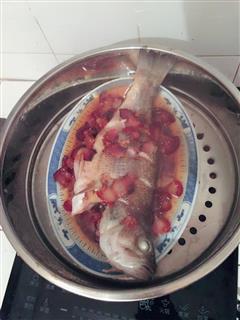 腊肉蒸鲈鱼的热量