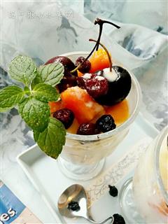 莓干酸奶水果杯