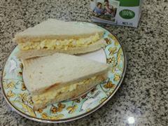 补充蛋白质的低卡鸡蛋沙拉三明治