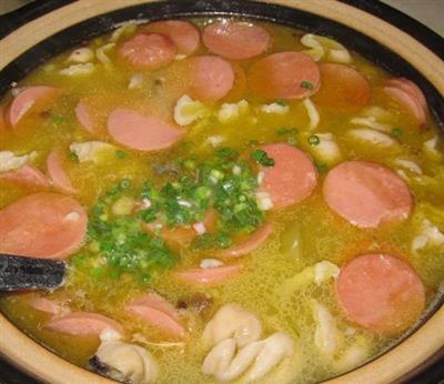 酸菜鲫鱼肥肠汤的做法