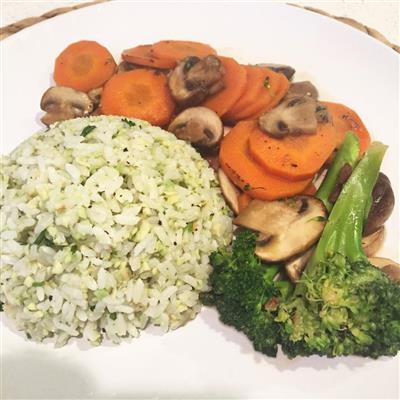 营养午餐-牛油果蔬菜饭