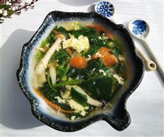 菠菜番茄菌菇汤