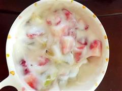 宝宝加餐酸奶水果沙拉