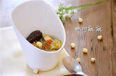银耳莲子煲鸡汤—春季养生，预防流感，润肺止咳