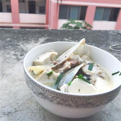 电饭锅煲鱼头豆腐汤