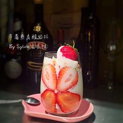 草莓燕麦酸奶杯