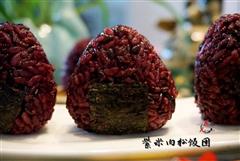 传说中最受欢迎的宝贝饭-紫米肉松饭团的热量