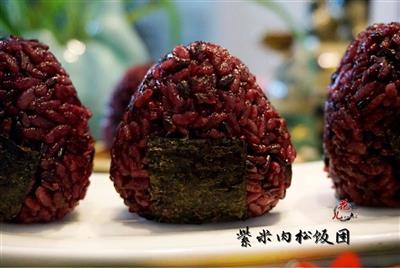 传说中最受欢迎的宝贝饭-紫米肉松饭团