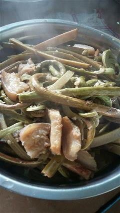 猪肉炒蕨菜