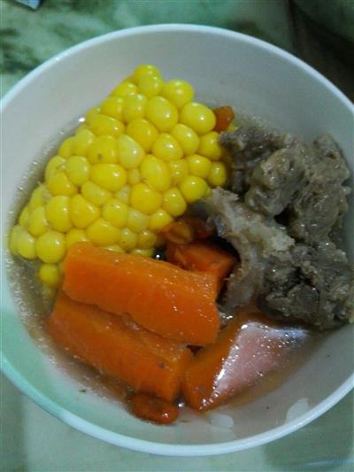 玉米胡萝卜炖骨汤