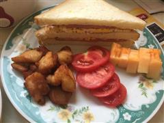 火腿蛋三明治配炸鸡+西红柿+哈密瓜
