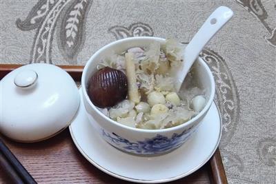 沙参百合银耳汤-可以用来煲汤和做甜品的美味