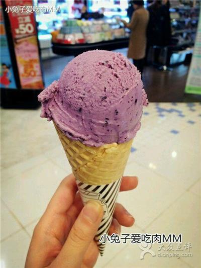 蓝莓冰激凌甜筒