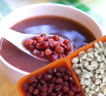 红豆薏米祛湿粥     适合多雨的季节哦