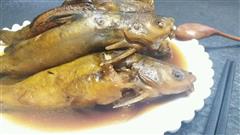 红烧嗄鱼，通用各种河鱼的红烧法，学名黄颡鱼