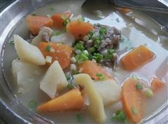 胡萝卜土豆脊骨汤