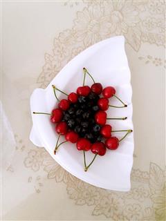 樱桃蓝莓桑葚果盘