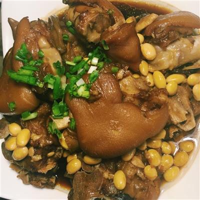 黄豆焖猪脚，吃出胶原蛋白