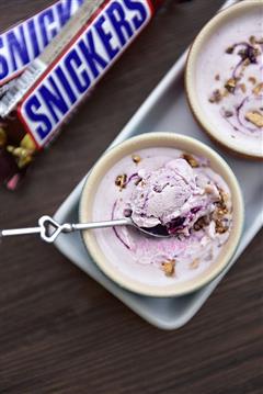 做法超简，奶油超少，味道超美-士力架蓝莓酸奶冰激凌