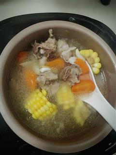 玉米胡萝卜排骨汤的热量