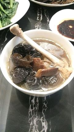 茶树菇煲鸡汤