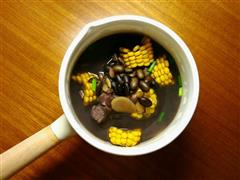 黑豆玉米排骨汤 ‖ 浓浓的黑心汤的热量