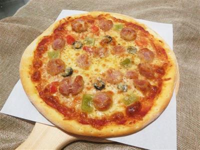 德式烤肠披萨