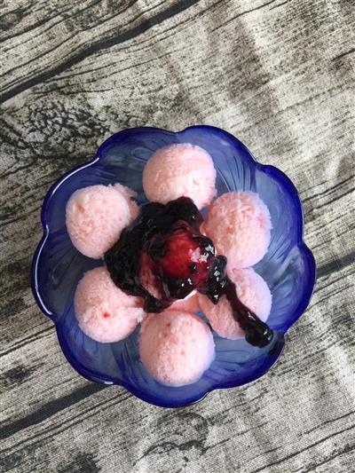 草莓味酸奶冰淇淋