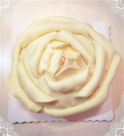 红丝绒白巧克力泥玫瑰蛋糕-送给自己的生日礼物