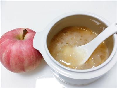 早餐简单的苹果银耳汤