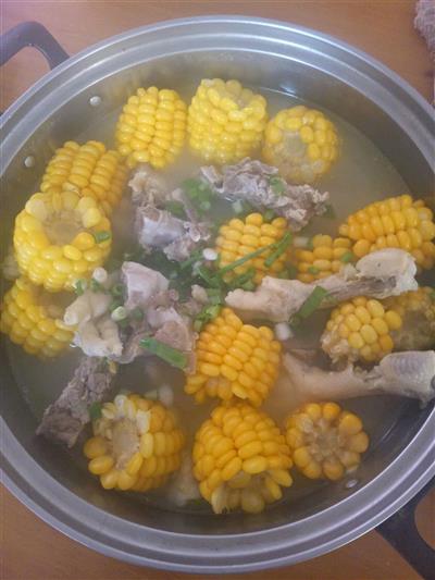 鸡爪排骨玉米汤