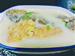 奶白鲫鱼汤烩鱼籽饼-附蛋香鱼籽饼做法