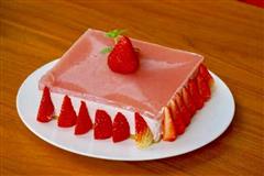 草莓慕斯蛋糕的热量