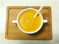 美味健康低脂的南瓜牛奶浓汤